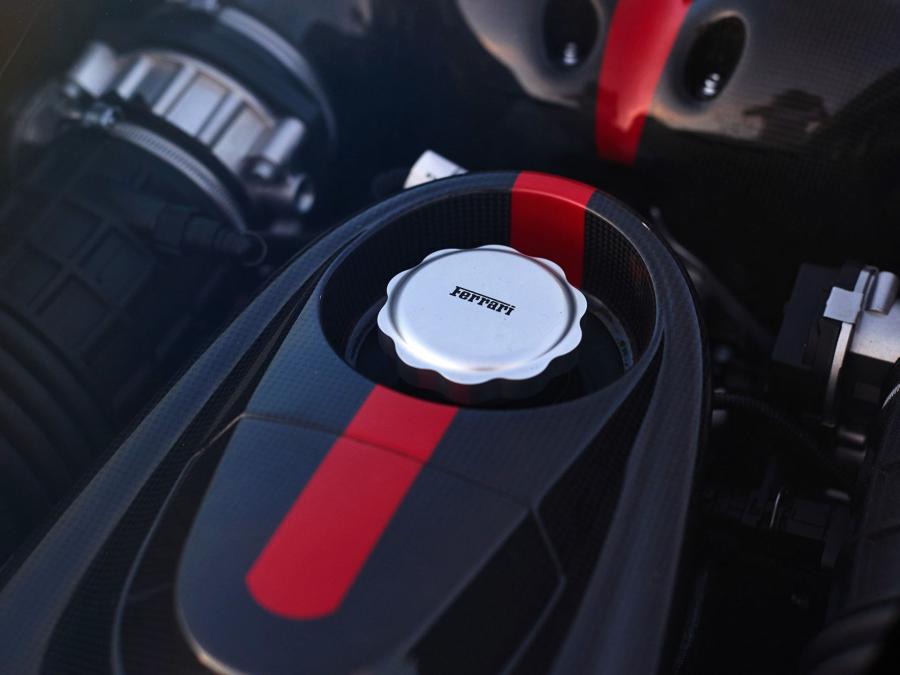 Моторный отсек Ferrari LaFerrari Aperta 2017 года  (фото 21 из 36)